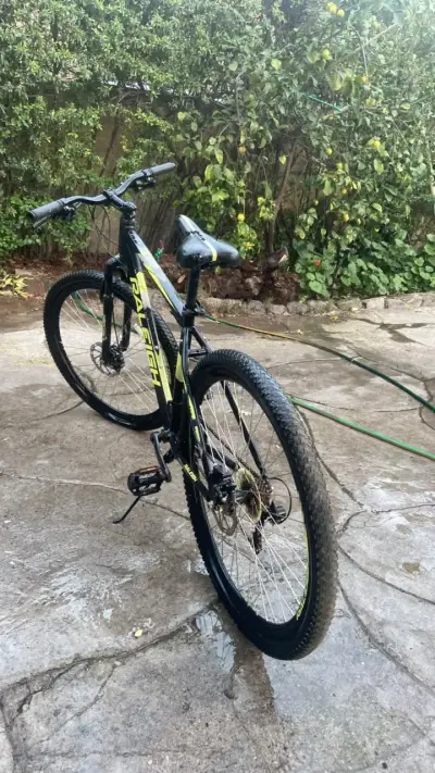 Bicicleta de montaña Raleigh negra y verde - miniatura 2