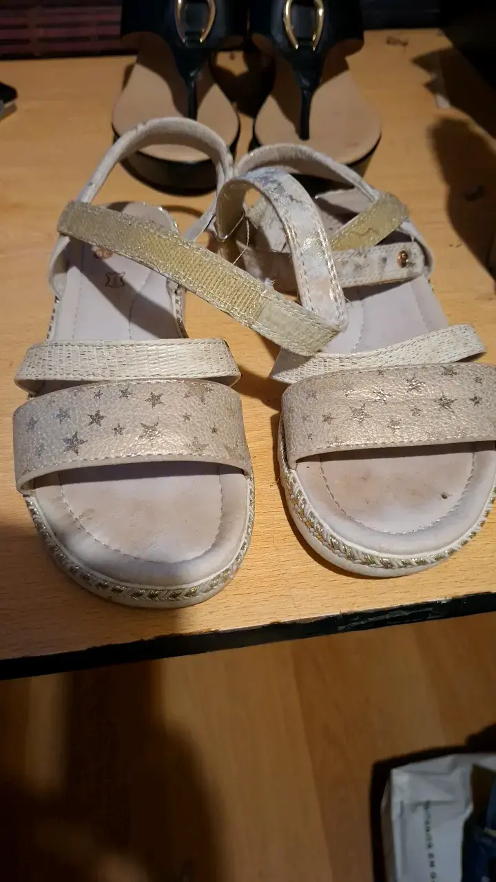 Sandalias doradas con estrellas para mujer - 1