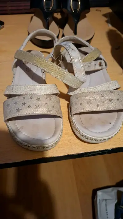 Sandalias doradas con estrellas para mujer - miniatura 1