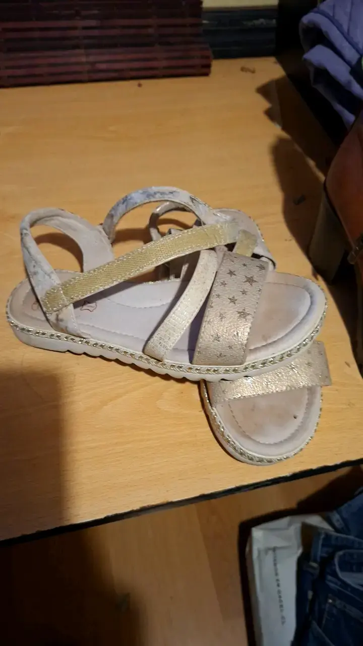 Sandalias doradas con estrellas para mujer - 2