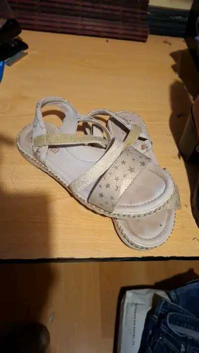 Sandalias doradas con estrellas para mujer - miniatura 3