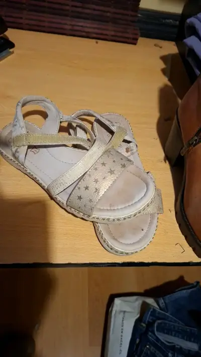 Sandalias doradas con estrellas para mujer - miniatura 4