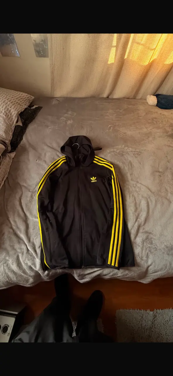 Polerón Adidas negro con franjas amarillas