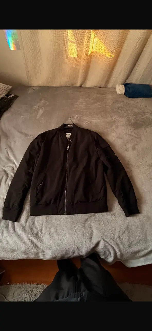 Chaqueta negra estilo bomber para hombre