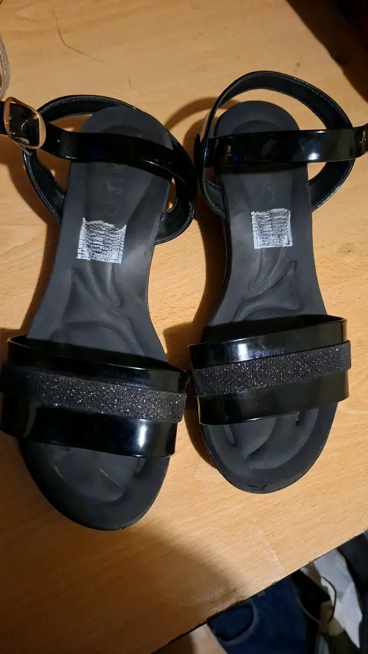 Sandalias negras con plataforma y detalles brillantes - 1