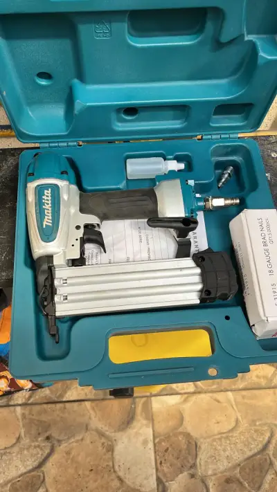 Clavadora neumática Makita 18GA AF506 con estuche - miniatura 2