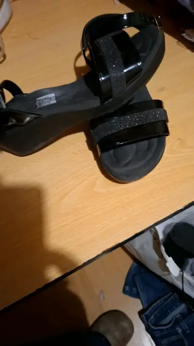Sandalias negras con plataforma y detalles brillantes - miniatura 3