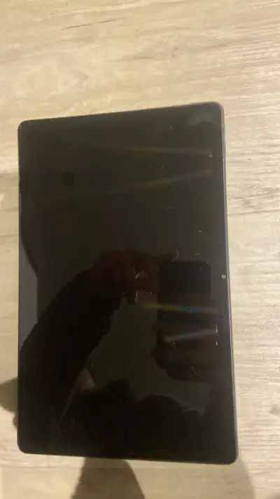 Tablet Lenovo con cámara trasera - miniatura 1
