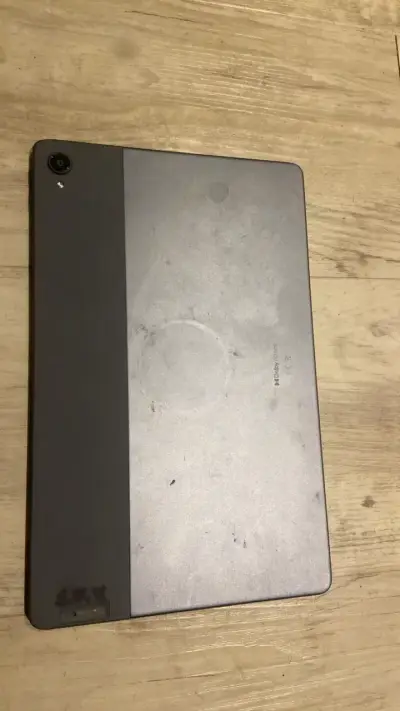 Tablet Lenovo con cámara trasera - miniatura 2