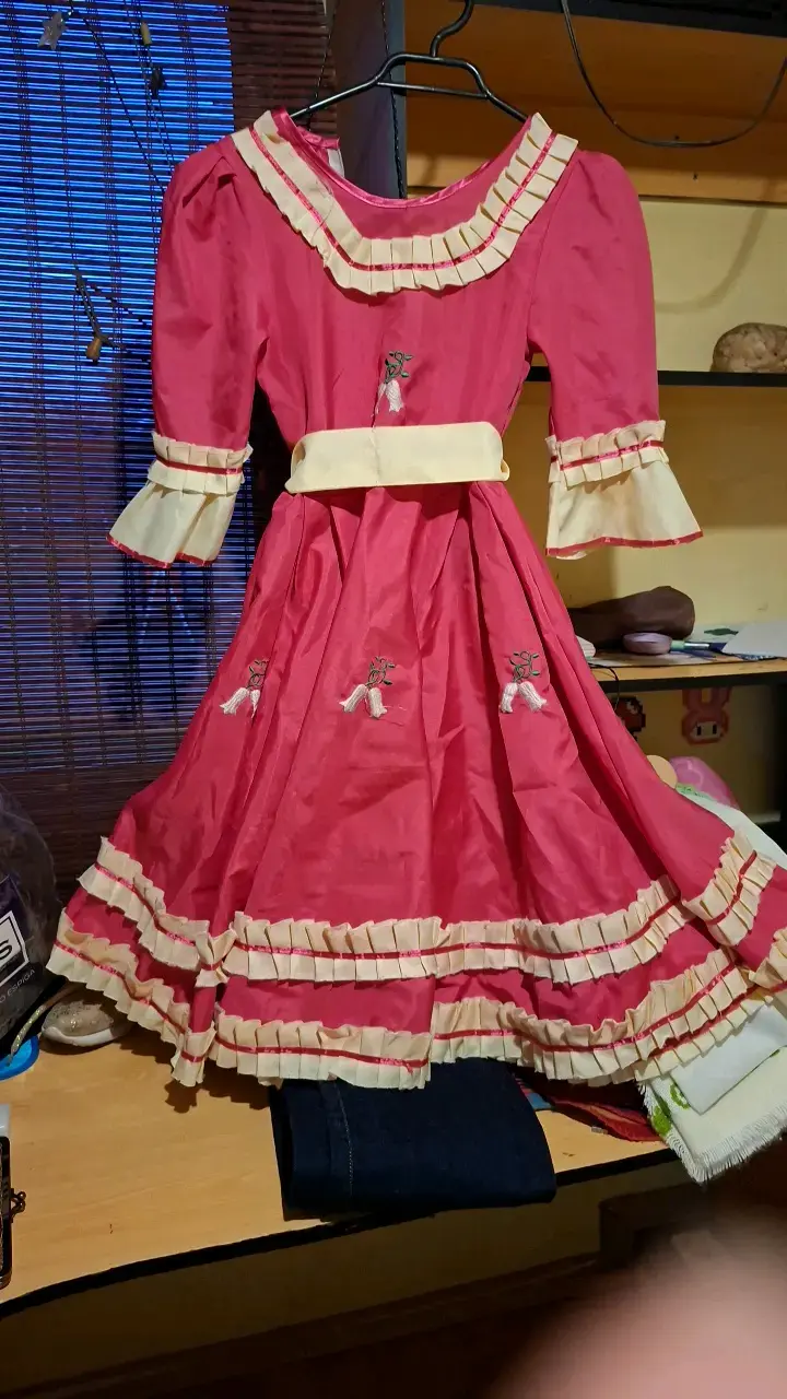 Vestido de niña rosa con volantes y bordados - 1