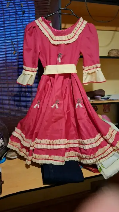 Vestido de niña rosa con volantes y bordados - miniatura 1