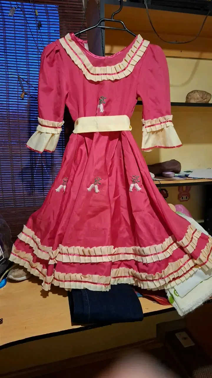 Vestido de niña rosa con volantes y bordados - 2