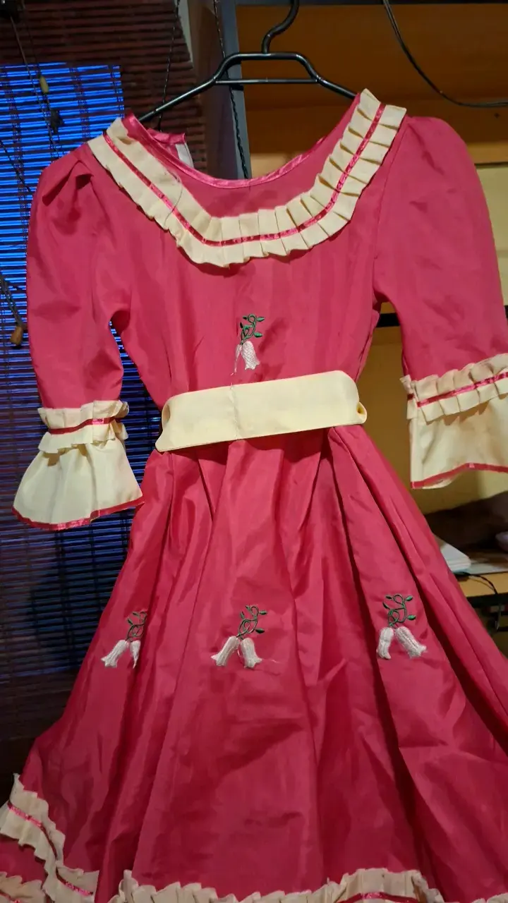 Vestido de niña rosa con volantes y bordados - 3