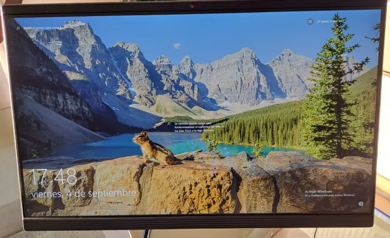 Computador All-in-One Lenovo con teclado y mouse - 3