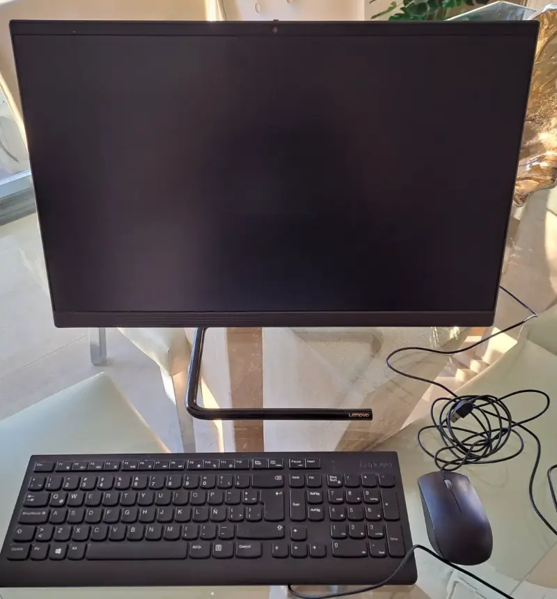 Computador All-in-One Lenovo con teclado y mouse - 5