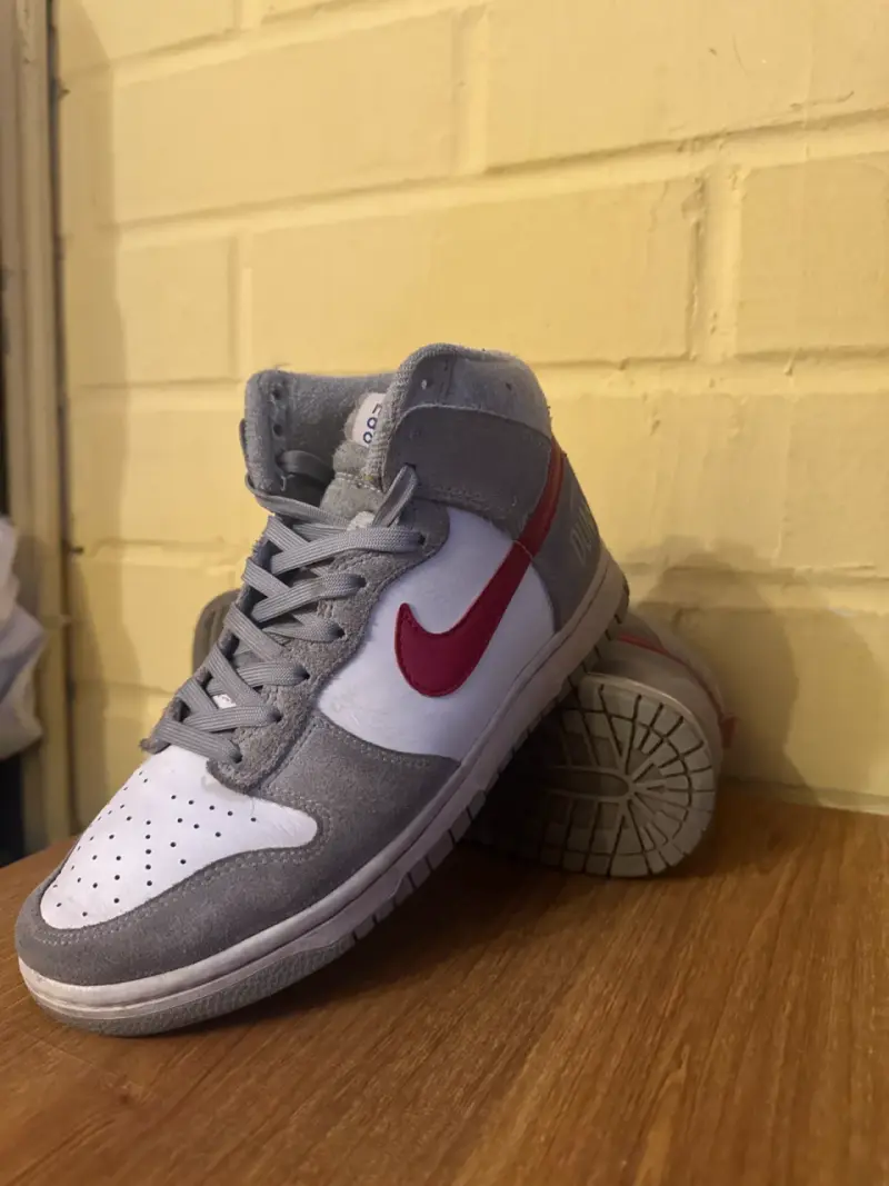 Zapatillas Nike Dunk High Gris y Rojo - 1