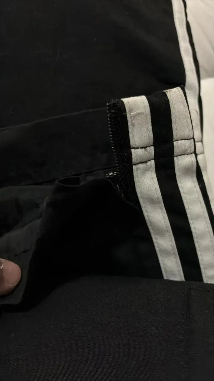 Pantalones deportivos negros Adidas con rayas - 3