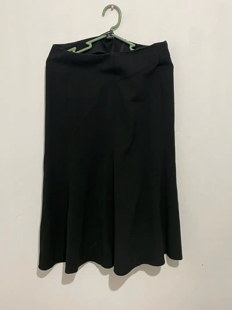 Falda negra elegante para mujer