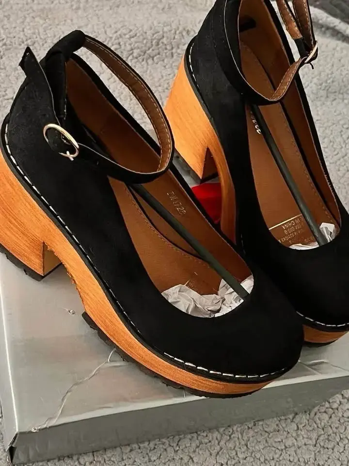 Zapatos de tacón negro con plataforma de madera