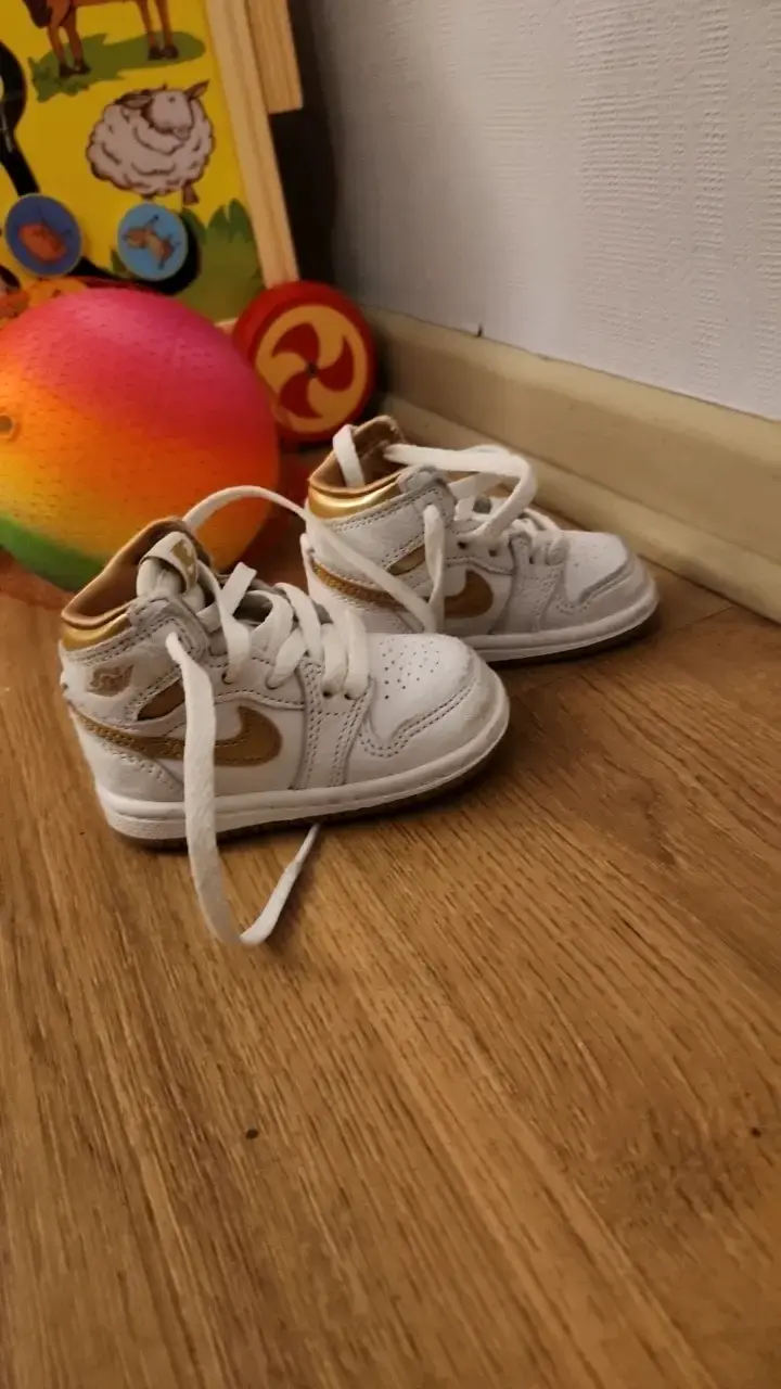 Zapatillas deportivas para niños Nike blancas y doradas - 1