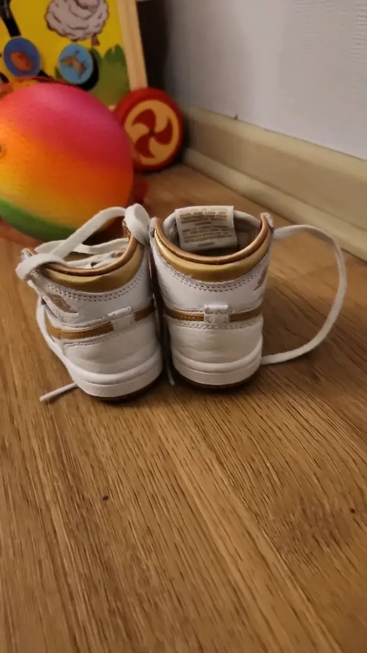 Zapatillas deportivas para niños Nike blancas y doradas - 2