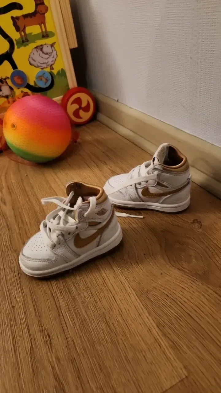 Zapatillas deportivas para niños Nike blancas y doradas - 3