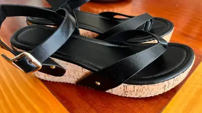 Sandalias negras con correa ajustable - miniatura 1