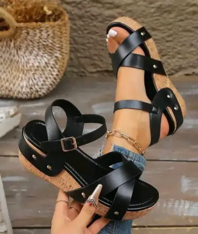 Sandalias negras con correa ajustable - miniatura 2