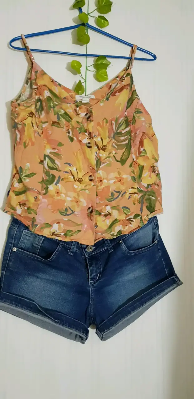 Conjunto de blusa floral y shorts de mezclilla - 1