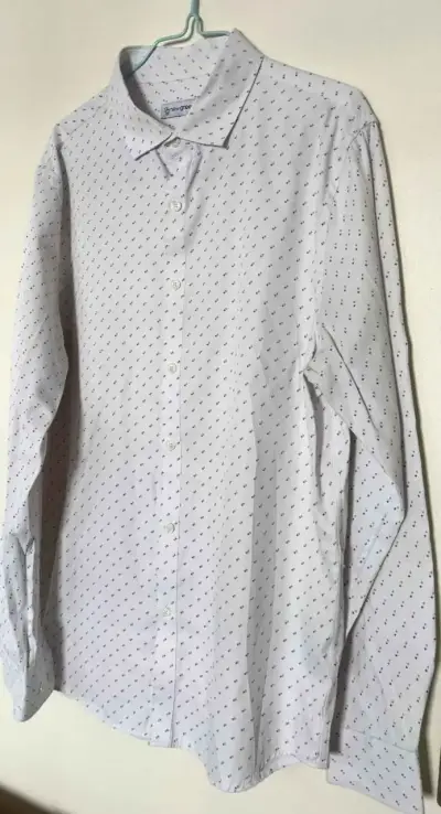 Camisa blanca de hombre con estampado pequeño - miniatura 1