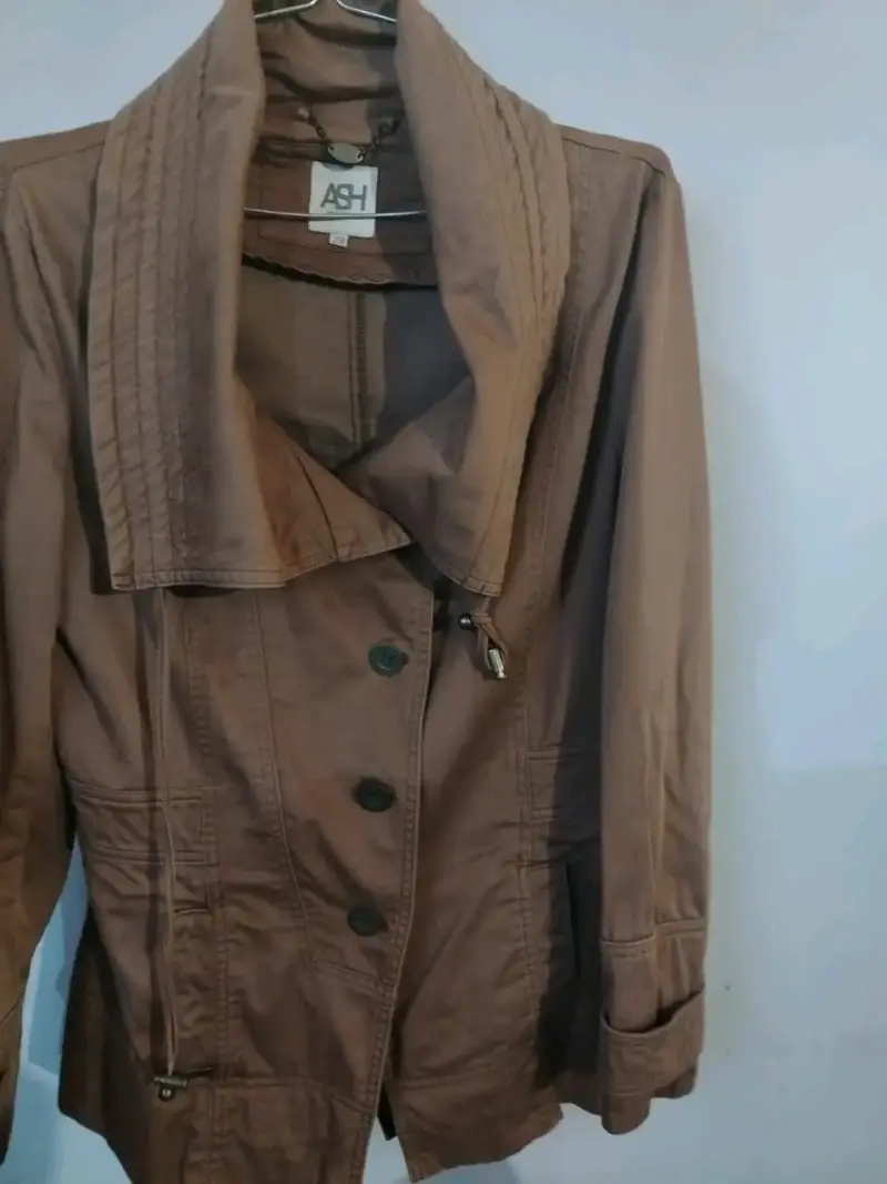Chaqueta marrón de mujer ASH con diseño moderno