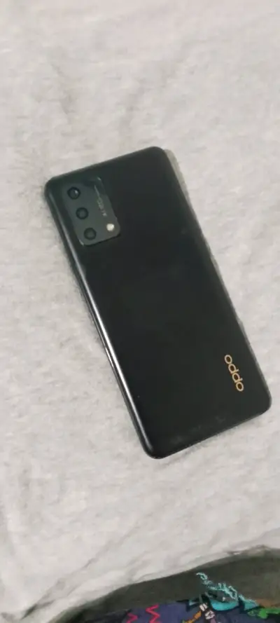 Smartphone Oppo con triple cámara trasera - miniatura 1