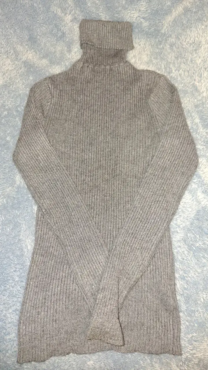 Suéter de cuello alto gris para mujer