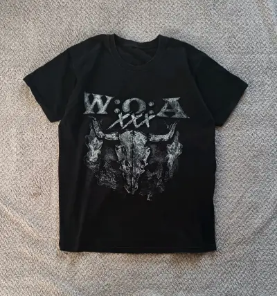 Polera negra W:O:A con diseño de calaveras - miniatura 1
