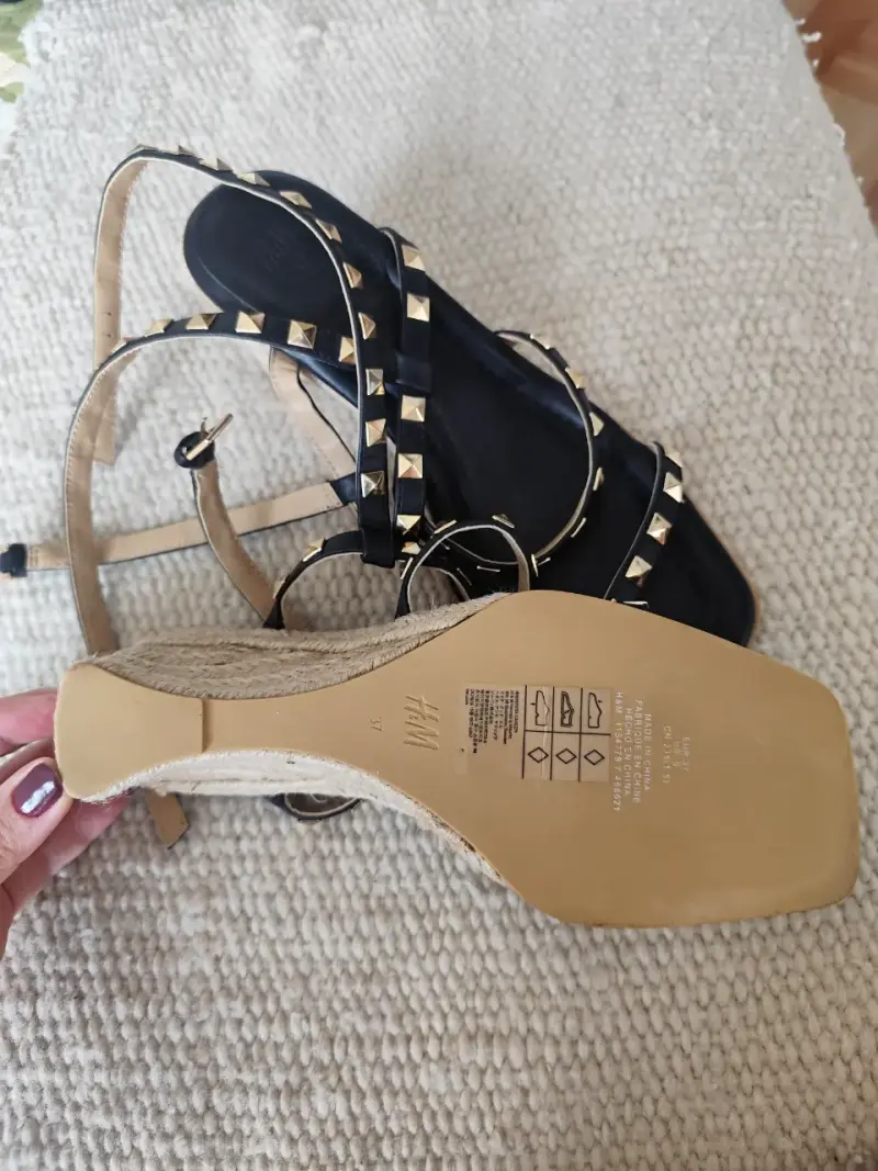 Sandalias negras con tachas doradas 3 - 3