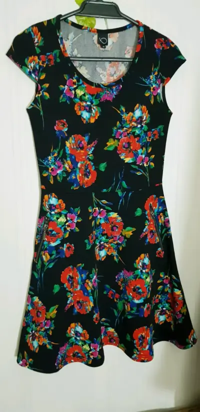 Vestido floral negro con cierre lateral - miniatura 1