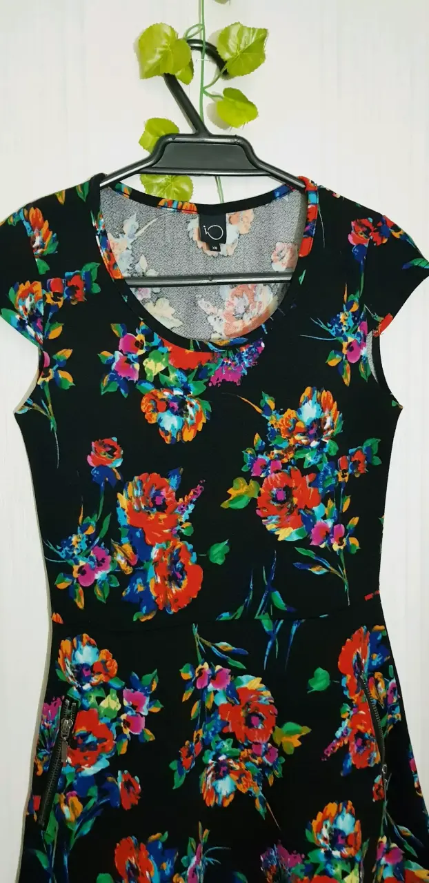 Vestido floral negro con cierre lateral - 2