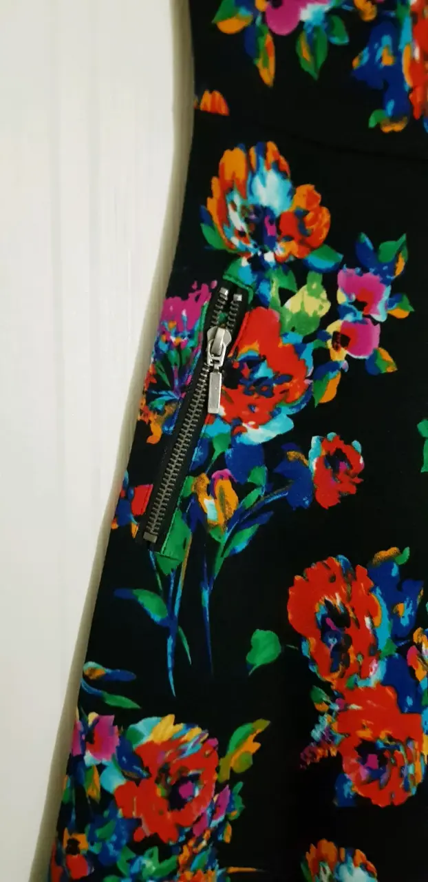 Vestido floral negro con cierre lateral - 3