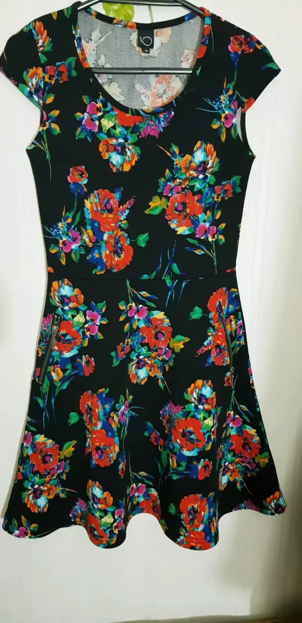 Vestido floral negro con cierre lateral - 4