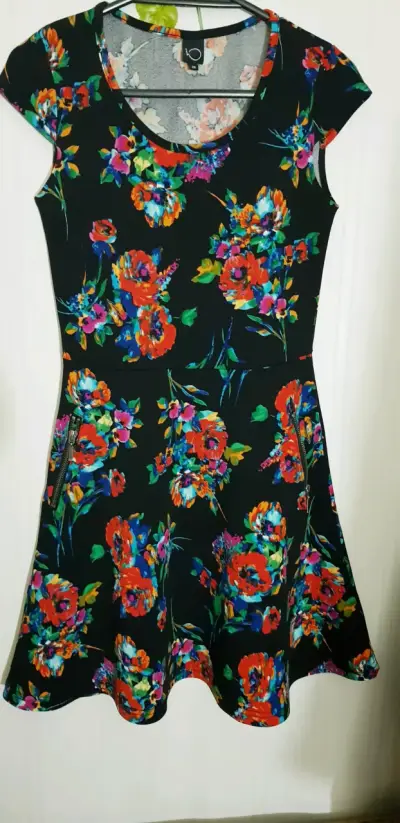 Vestido floral negro con cierre lateral - miniatura 4