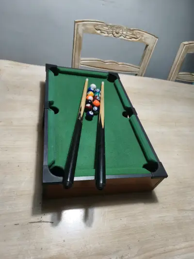Mini mesa de billar portátil con tacos y bolas - miniatura 1