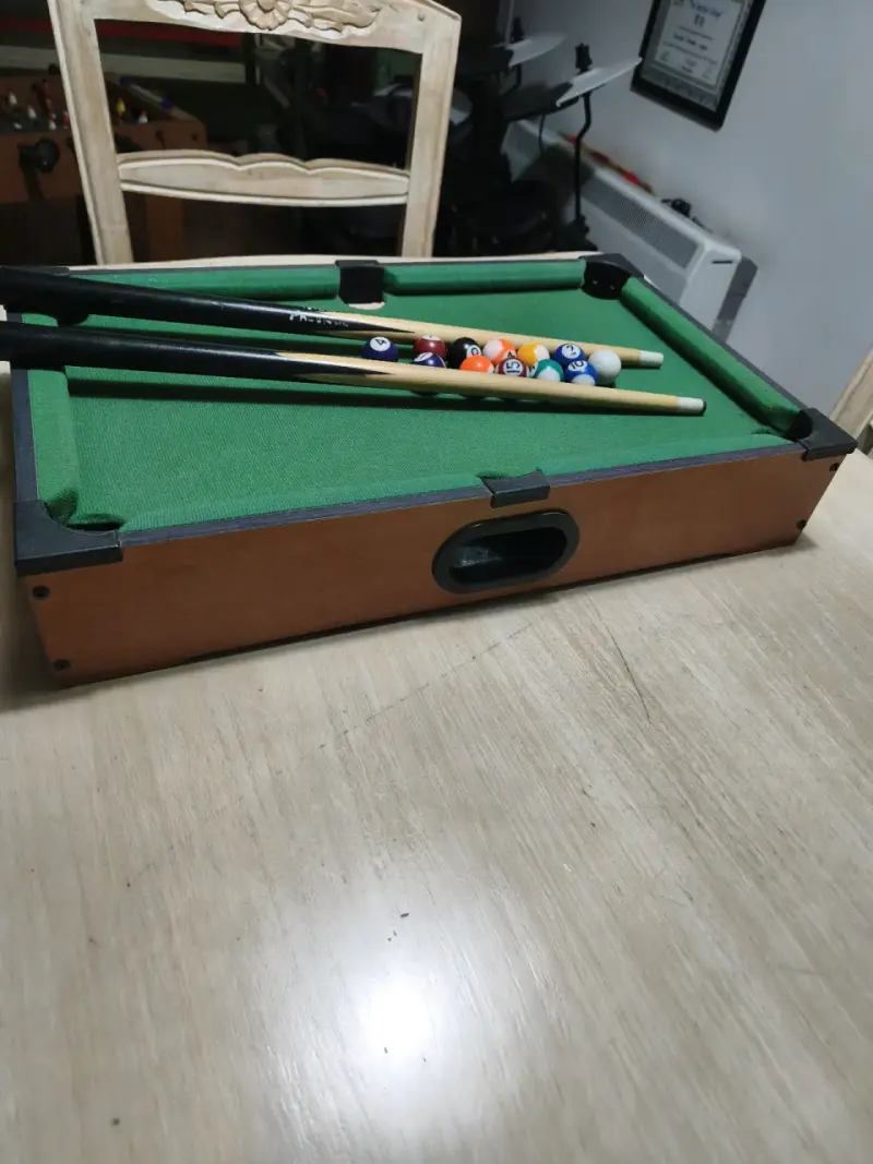 Mini mesa de billar portátil con tacos y bolas - 2