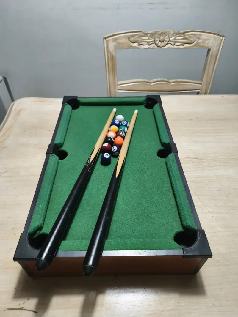 Mini mesa de billar portátil con tacos y bolas - 3