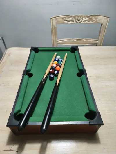 Mini mesa de billar portátil con tacos y bolas - miniatura 3