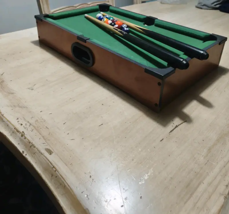 Mini mesa de billar portátil con tacos y bolas - 4