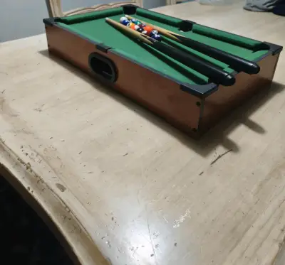 Mini mesa de billar portátil con tacos y bolas - miniatura 4