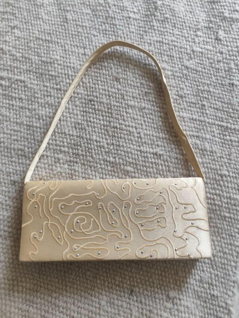 Cartera de mano dorada con diseño bordado - 1