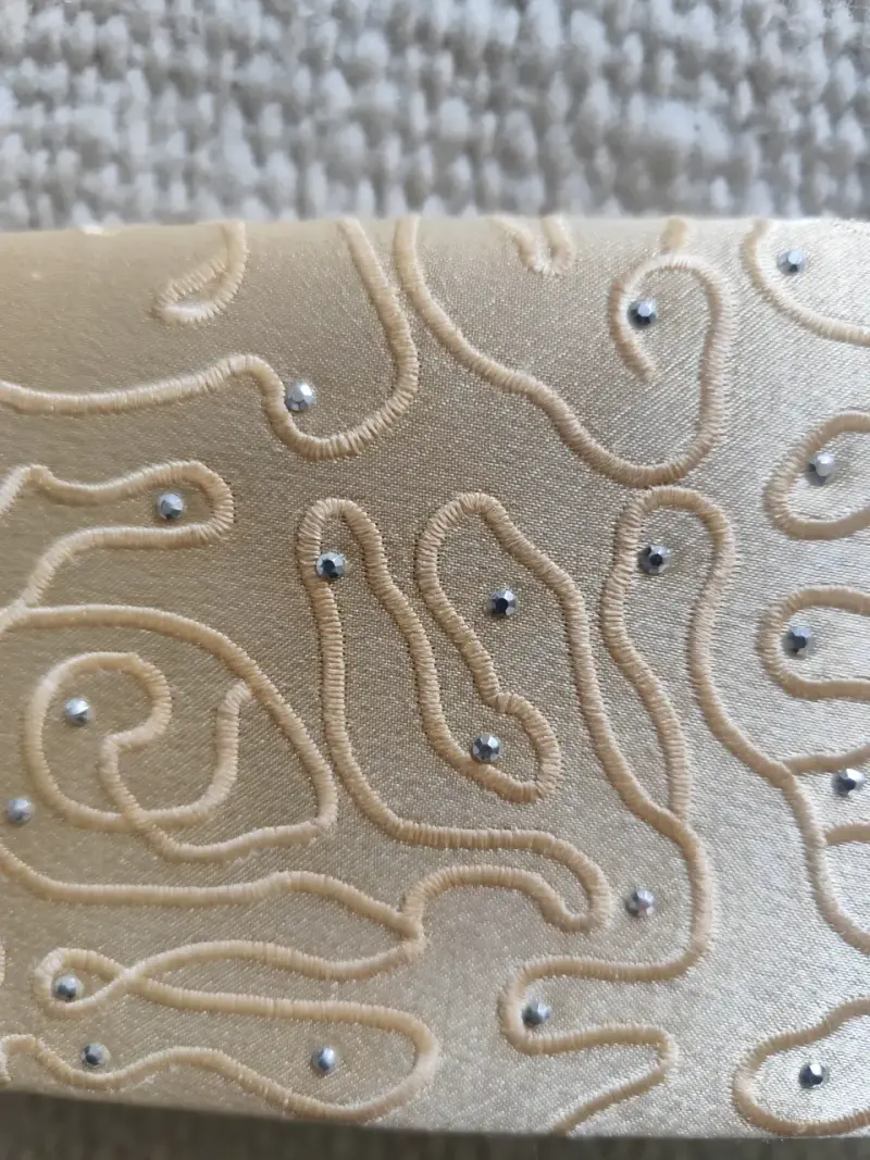 Cartera de mano dorada con diseño bordado - 2