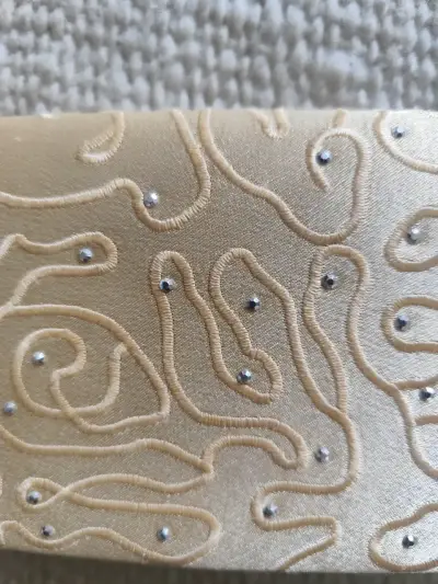 Cartera de mano dorada con diseño bordado - miniatura 2