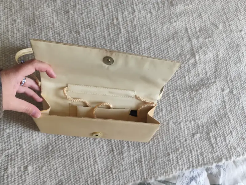 Cartera de mano dorada con diseño bordado - 3